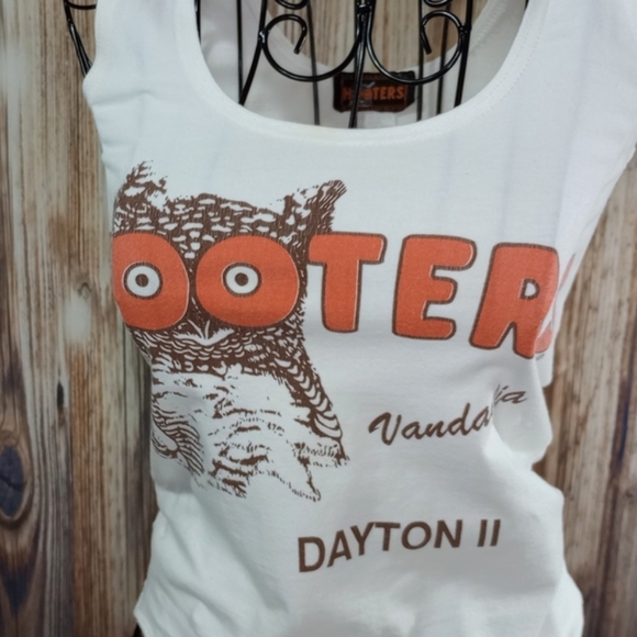 HOOTERS VANDALIA DAYTON ll VINTAGE CUT White Tank Top -S - Picture 1 of 14